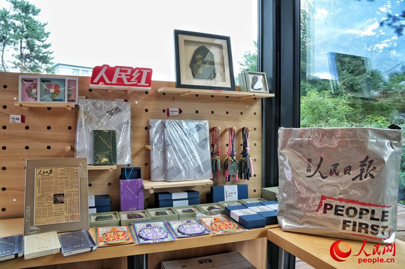 部分人民網文創產品展示。人民網記者 李洋攝
