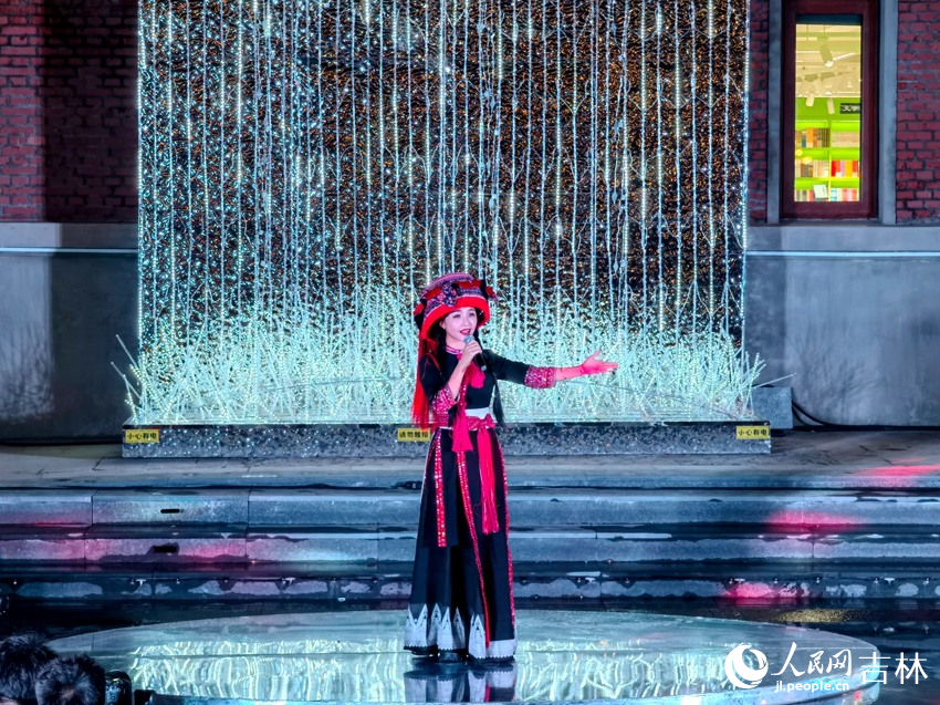 歌曲表演《黎苗姑娘美呀美》。人民網記者 馬俊華攝