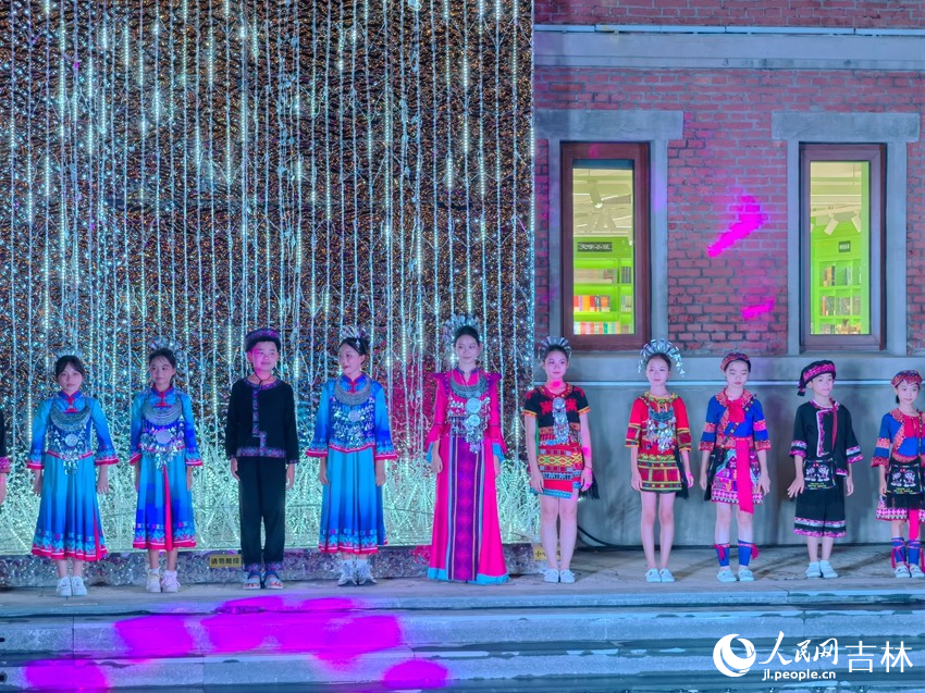 五指山市雨林童聲合唱團傾情演繹《水滿茶歌》。人民網記者 馬俊華攝