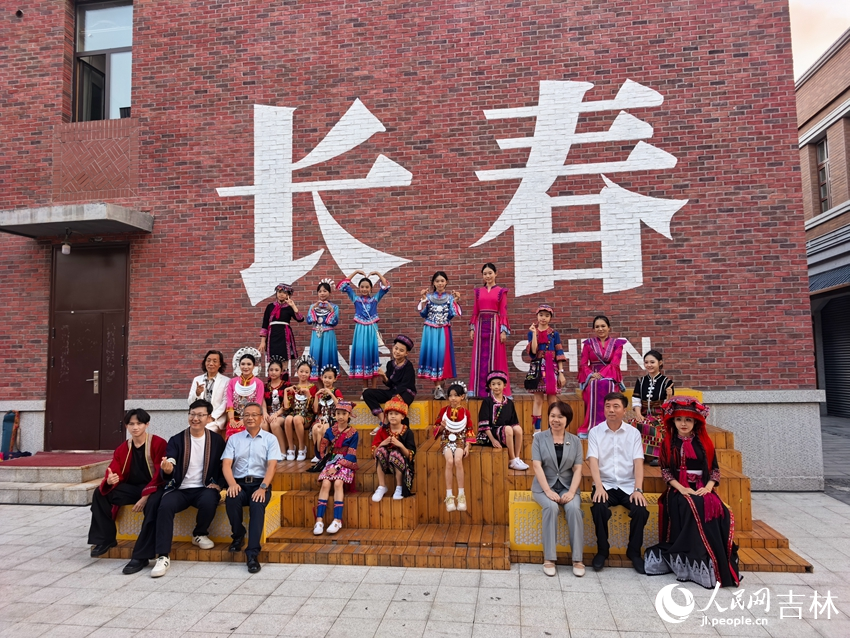 合唱團成員們打卡春京西。（長春文旅集團供圖）