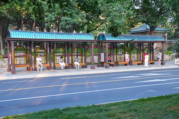 在長春新民大街歷史文化街區，設計精致美觀的公交車站。人民網記者 李洋攝