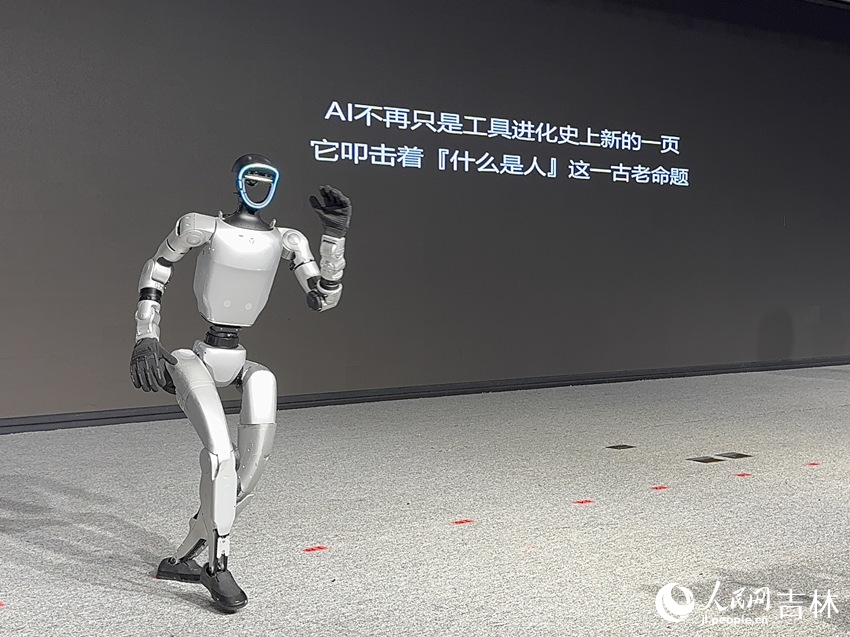 會上，企業展示了自主開展“程序研發、場景訓練”的機器人創新成果。人民網記者 李思玥攝