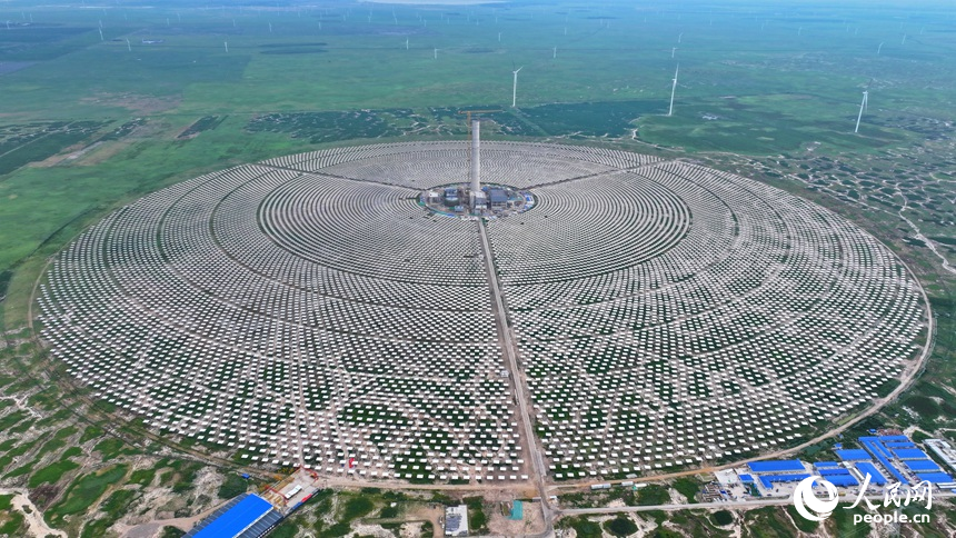 7月26日，吉西基地魯固直流140萬千瓦外送項目1單元光熱100MW工程正加緊施工。人民網記者 李洋攝