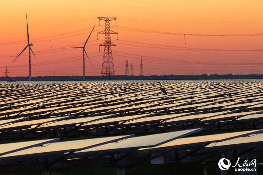 夕陽下，吉林大安”風光“無限美。大安吉電綠氫能源有限公司供圖