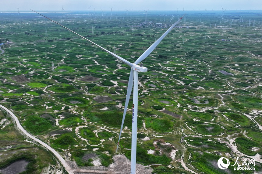 在吉林大安，一臺臺風機在風中源源不斷地產生電能。人民網記者 李洋攝