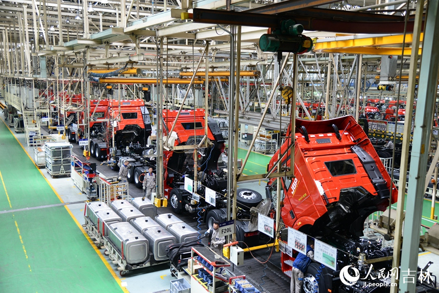 一汽解放卡車廠總裝車間，工人在緊張忙碌著。人民網記者 李洋攝