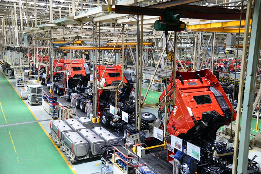 一汽解放卡車廠總裝車間，工人在緊張忙碌著。人民網記者 李洋攝