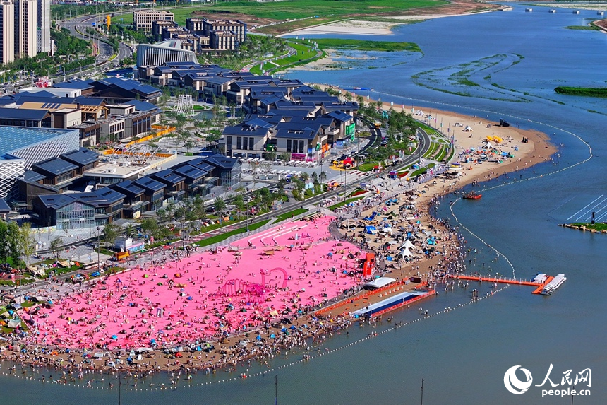 入夏以來，長春市文旅新業態持續涌現，圖為游客在長春肆季南河岸線公園暢享歡樂時光。人民網記者 李洋攝