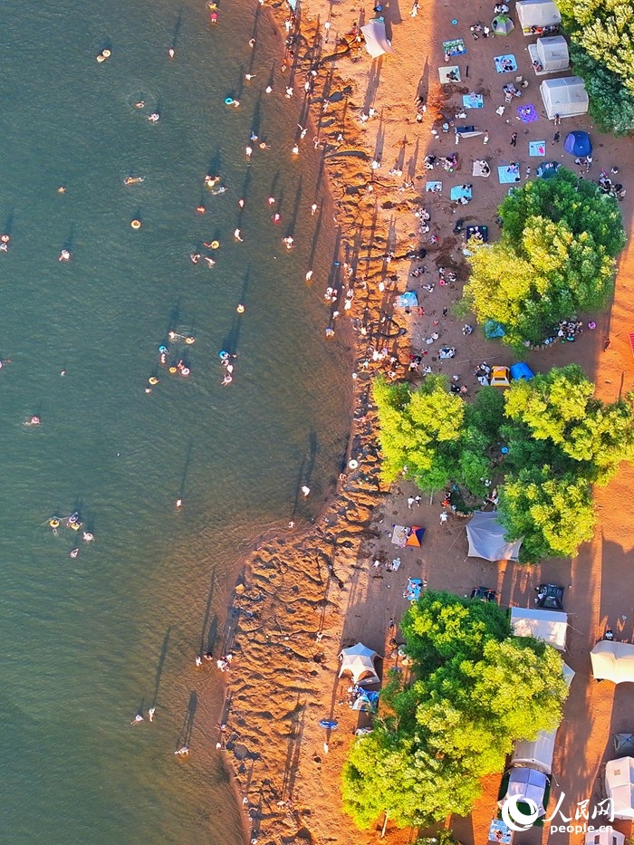 清爽夏日，游客在長春南湖金沙灘戲水游玩盡享清涼。人民網記者 李洋攝