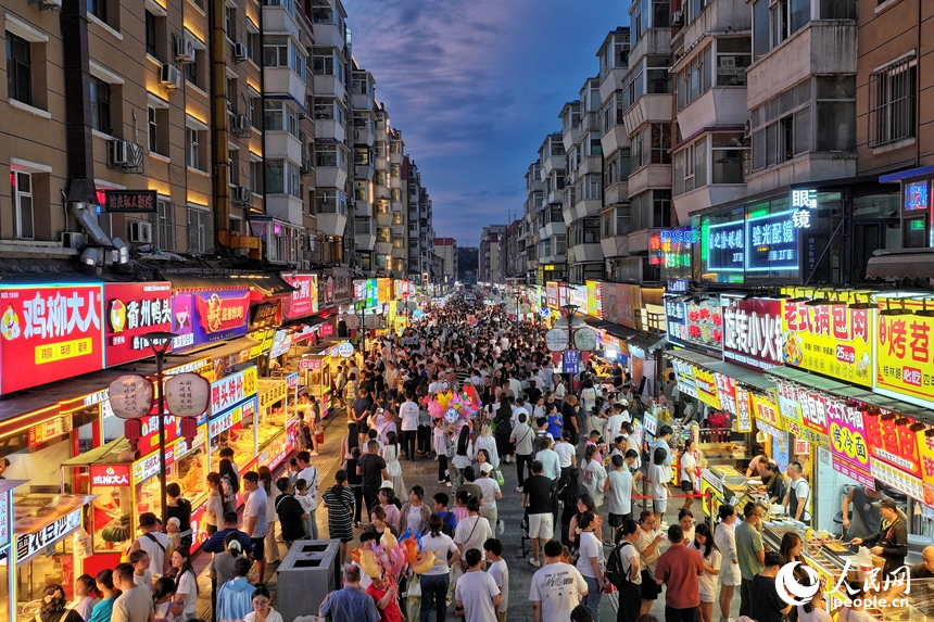 清涼舒適的夏夜，長春桂林路美食街人潮涌動。人民網記者 李洋攝
