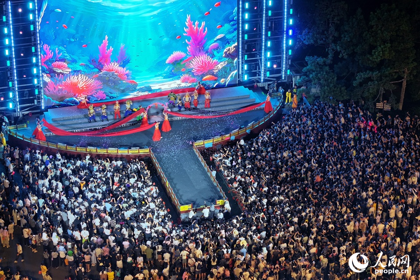 夜幕降臨，在長春“西游主題樂園”，每晚上演的西游記主題表演，吸引著大批游客前來觀看。人民網記者 李洋攝