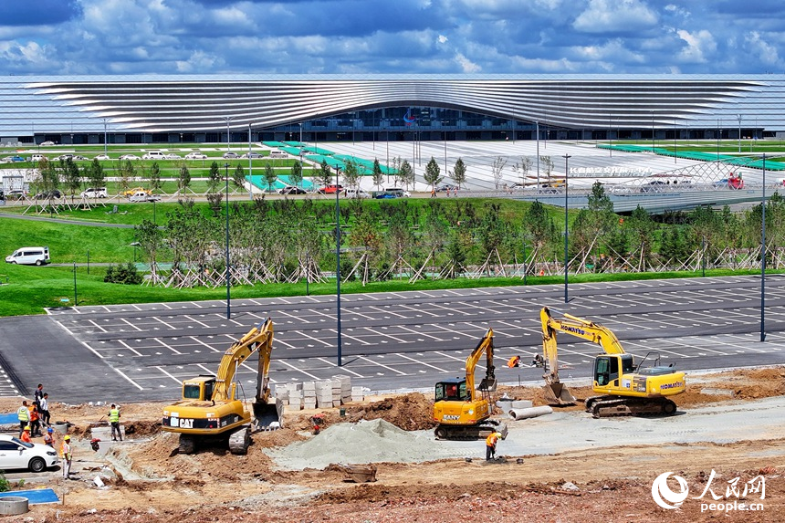 在長春國際航空博覽城項目建設現場，工人們正爭分奪秒進行項目建設的收尾工作。人民網記者 李洋攝
