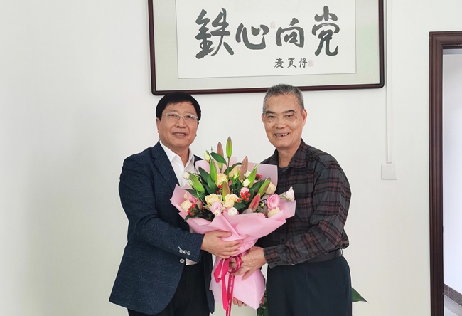 寧鳳蓮看望“八一勛章”獲得者、“人民英雄”、“鋼鐵戰士”麥賢得