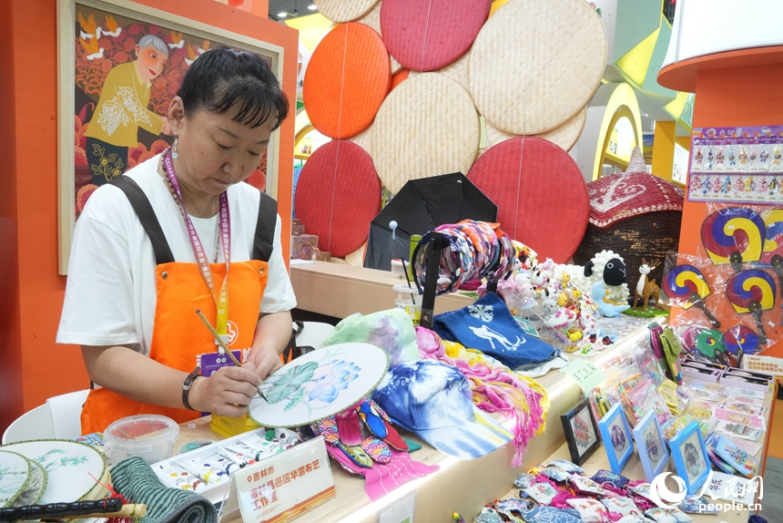 “巧姐”在展區中創作。人民網記者 李洋攝