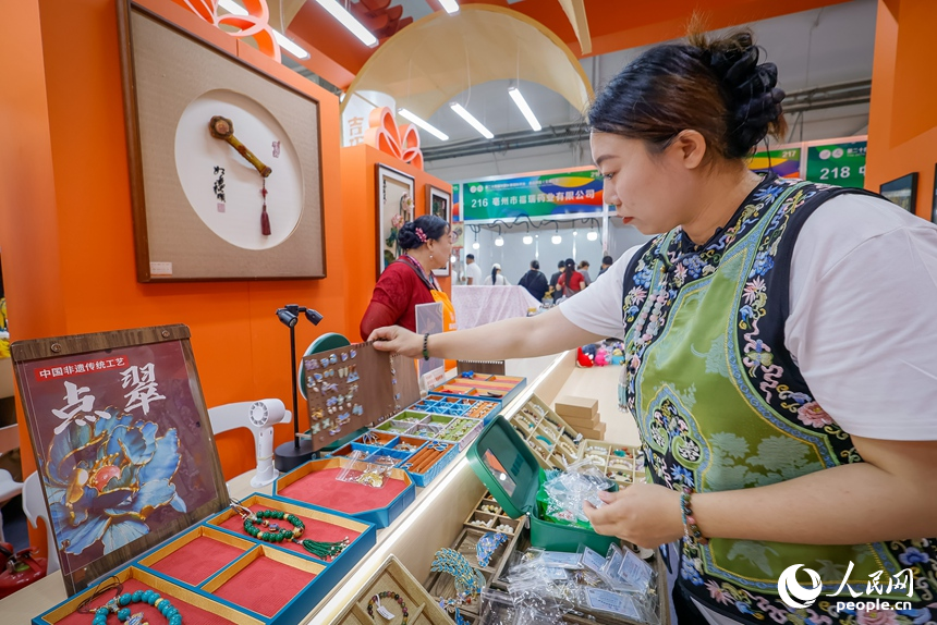 一名“巧姐”在展區布展。人民網記者 李洋攝