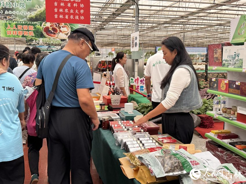 各類菌菇制成的食品、保健品吸引了市民游客的目光。人民網記者 李思玥攝