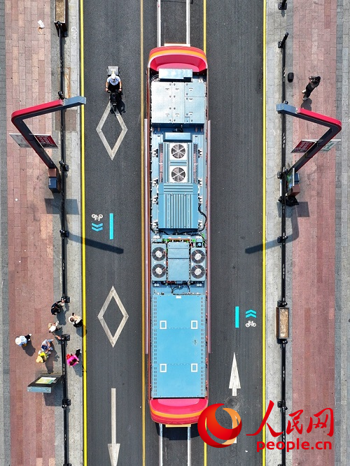 5月29日，由中車長客制造的氫能源文旅有軌列車“氫春號”在長春街頭亮相。人民網記者 李洋攝
