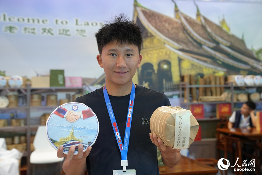 老撾參展商在第十五屆中國—東北亞博覽會上展示茶葉。人民網記者 李洋攝