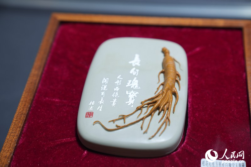 第十五屆中國—東北亞博覽會上展示的吉林松花石文創產品。人民網記者李洋攝