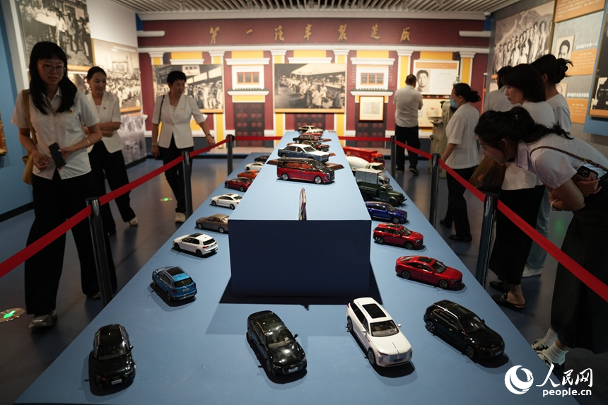 觀眾在“搖籃風采”展區了解新中國汽車工業發展的歷史。人民網記者 李洋攝
