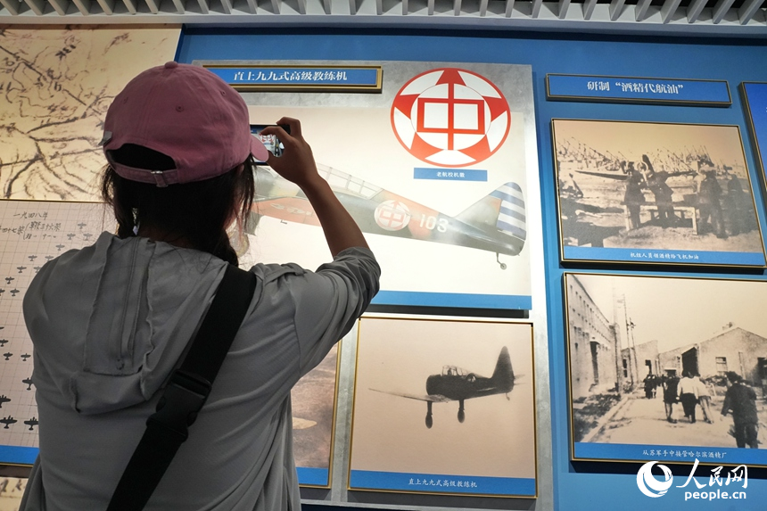 觀眾在“搖籃風采”展區學習新中國航空事業發展的歷史。人民網記者 李洋攝