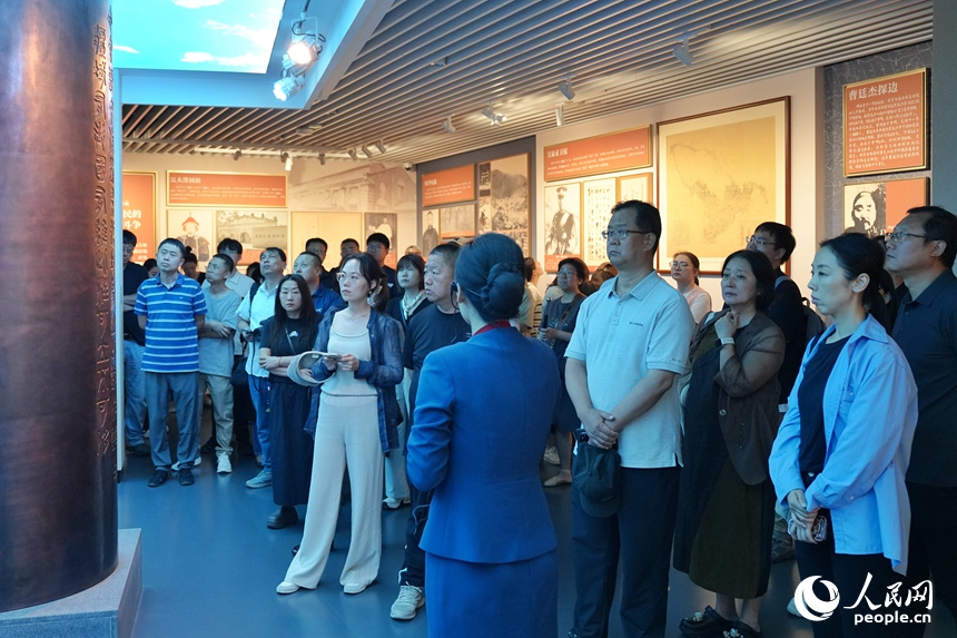 觀眾在展館內聆聽講解。人民網記者 李洋攝