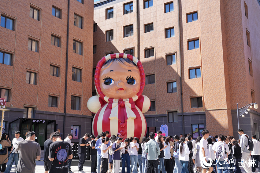 學生們紛紛參加線下答題活動。人民網記者 李洋攝