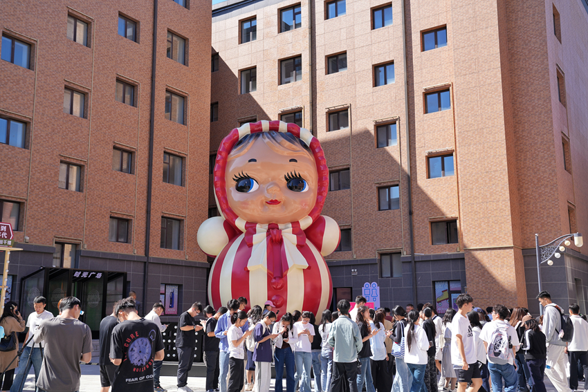 學生們紛紛參加線下答題活動。人民網記者 李洋攝