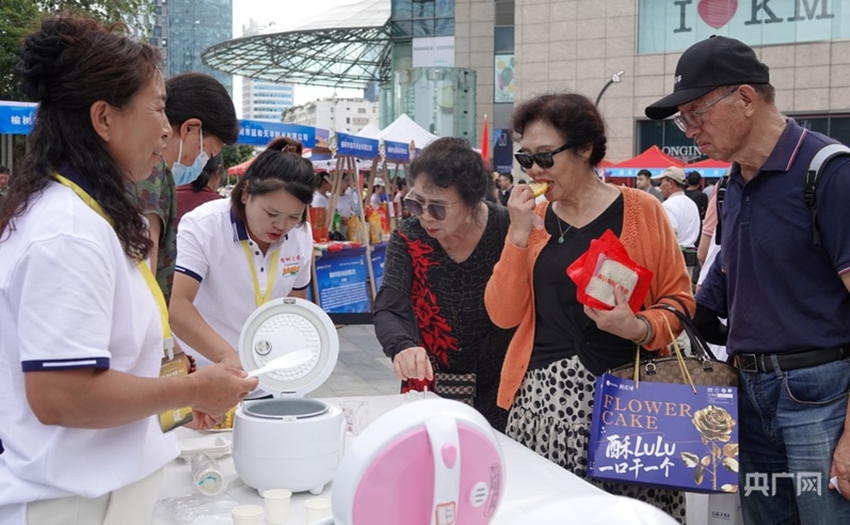 群眾試吃（舒震 攝）