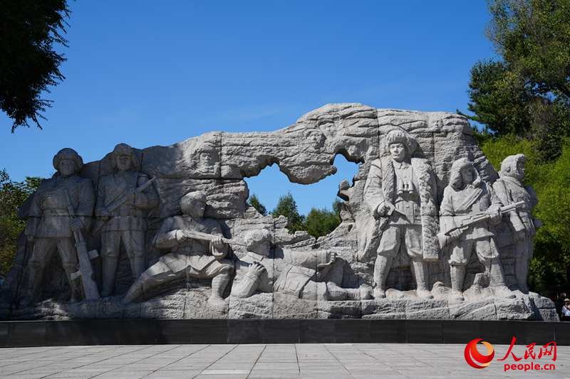 東北抗日聯軍紀念館廣場前的英烈雕塑。人民網記者 李洋攝