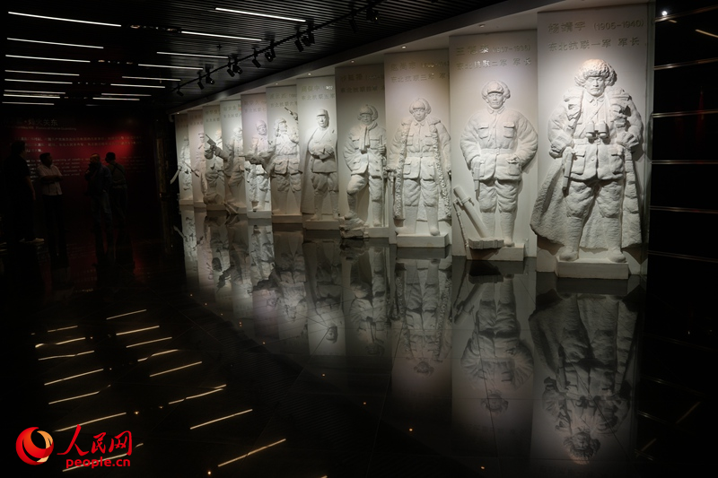 東北抗日聯軍紀念館展示的東北抗日聯軍首任11位軍長的塑像。人民網記者 李洋攝