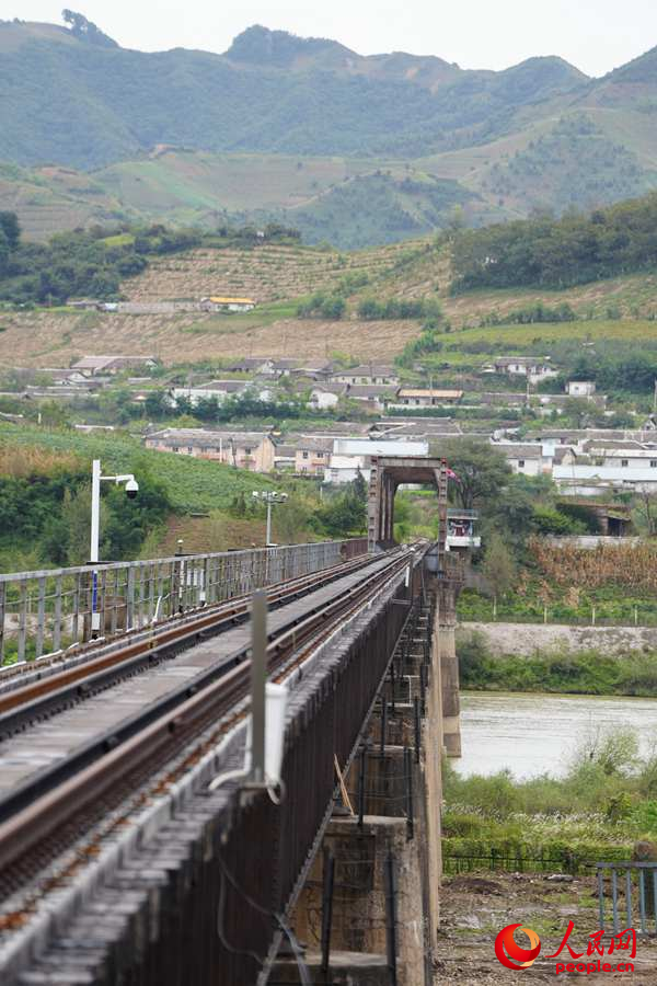 鴨綠江國境鐵路大橋。人民網記者 李洋攝