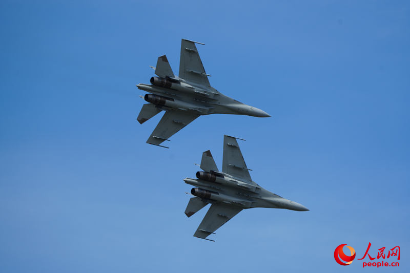 殲-16雙機表演。人民網記者 李洋攝