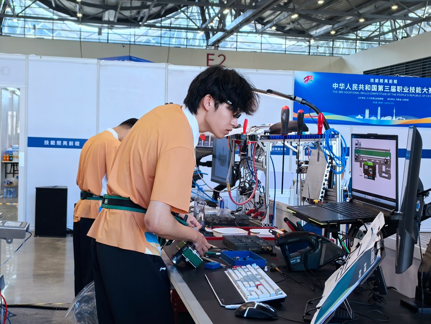 機電一體化比賽中，參賽選手正在進行自動化生產線的設計、安裝、編程、調試、系統優化、故障分析與修復等。人民網記者 王海躍攝
