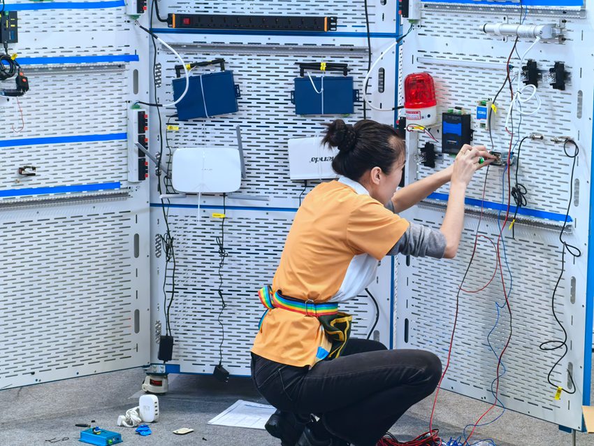 物聯網安裝調試比賽緊張進行中。參賽選手利用專用工具和檢測儀器，安裝、配置、調試物聯網設備、通過云平臺實現控制策略實現。人民網記者 王海躍攝