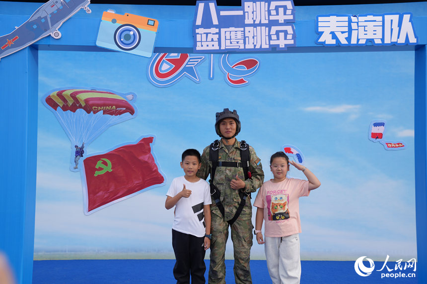 2025年空軍航空開放活動和長春航空展迎來首個公眾日。人民網記者 李洋攝