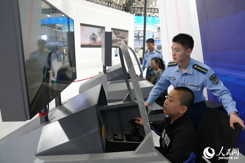 2025年空軍航空開放活動和長春航空展迎來首個公眾日。人民網記者 李洋攝