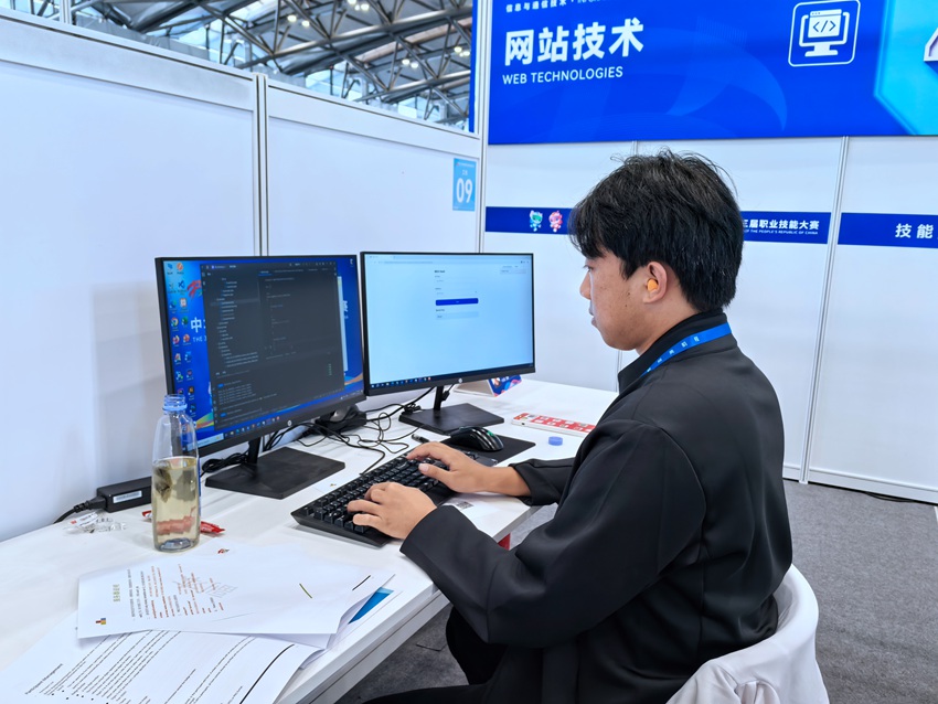 網站技術比賽項目，參賽選手需使用計算機工具制作網站，包括頁面設計、重構、交互設計、前端功能開發、后端功能開發等。人民網記者 王海躍攝