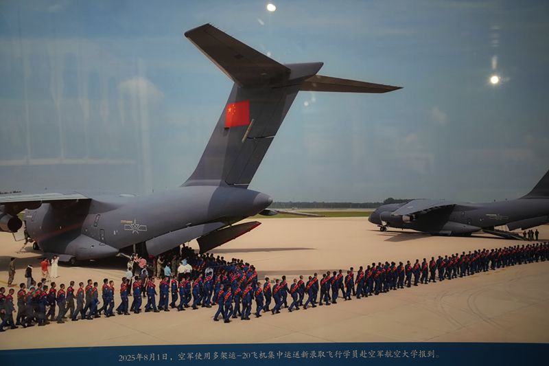 吉林省近現代史展“中國人民航空事業的搖籃”展區展示的照片。人民網記者 李洋攝