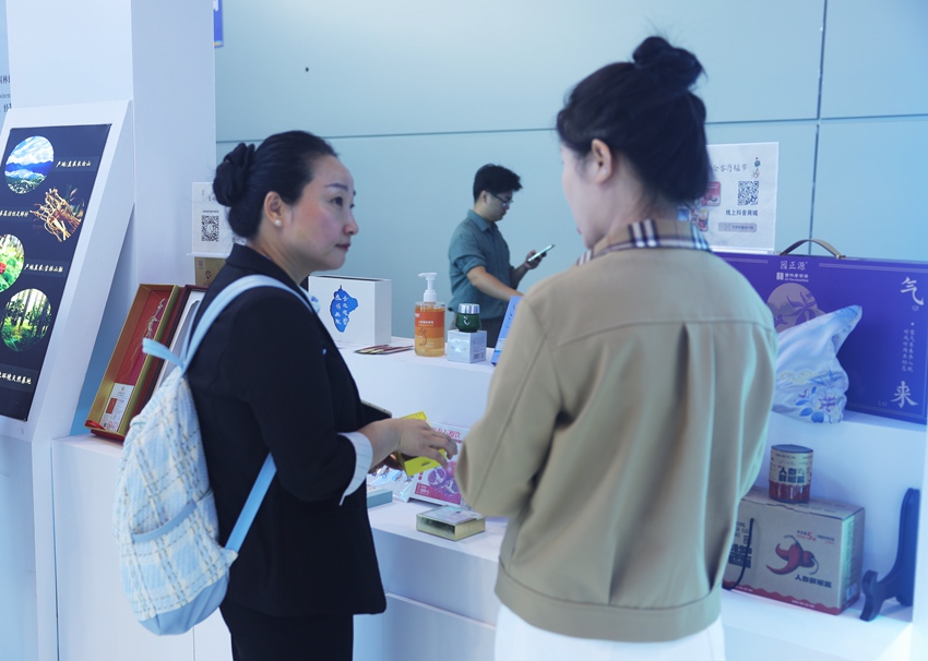 游客在吉林人參等道地藥材精深加工品展位前咨詢。張羽攝