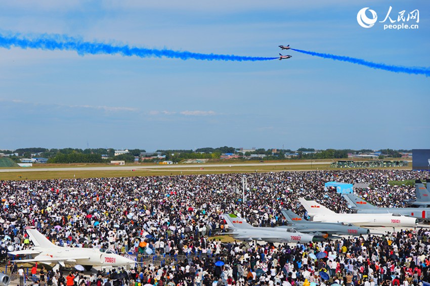 2025年空軍航空開放活動和長春航空展現場人潮涌動。人民網記者 李洋攝