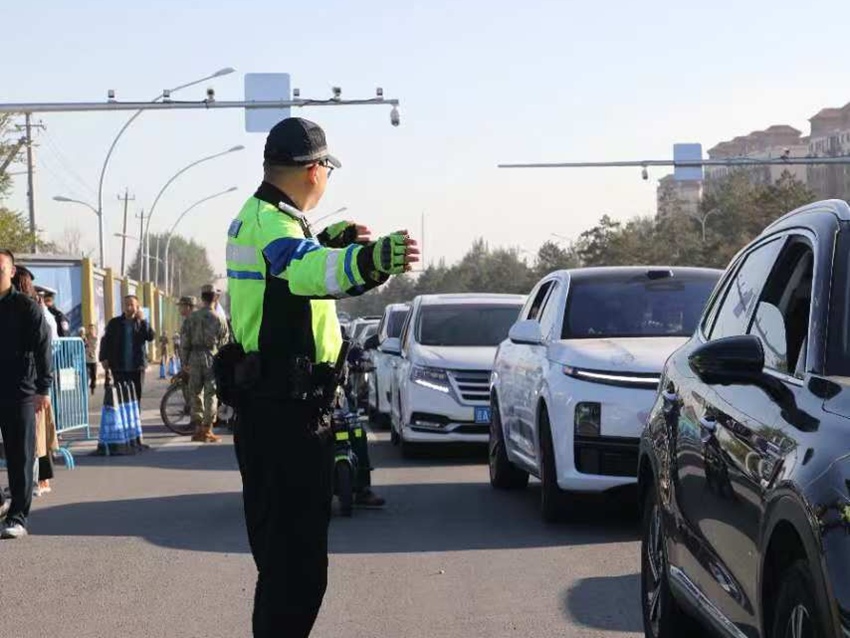 交警正在引導觀展車輛通行。長春市公安局交通管理支隊供圖