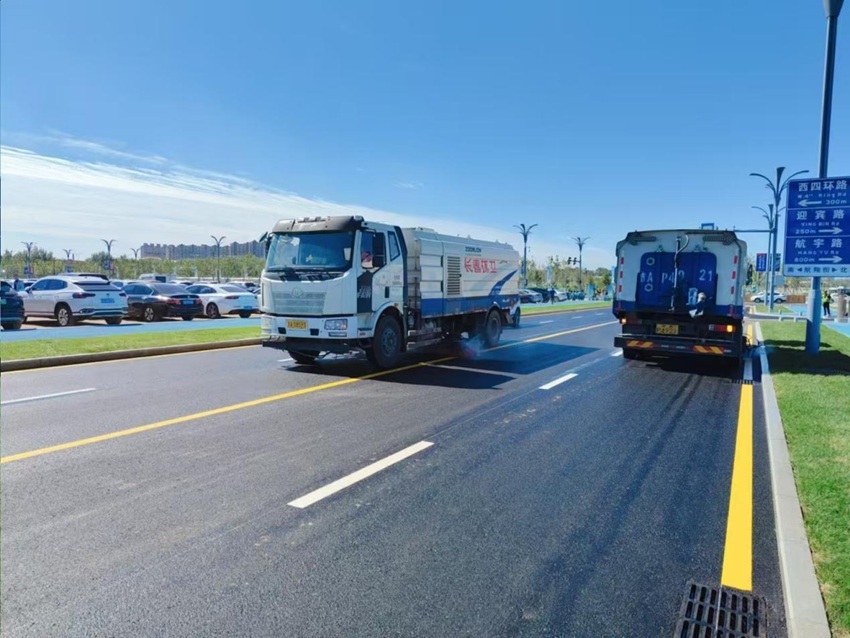 環衛車輛正在對航展周邊路面進行清潔。長春市城市管理局供圖