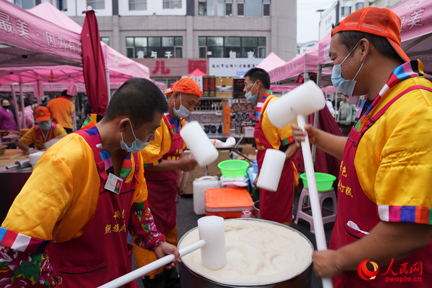 早市里正在制作的朝鮮族傳統美食打糕。人民網記者 李洋攝