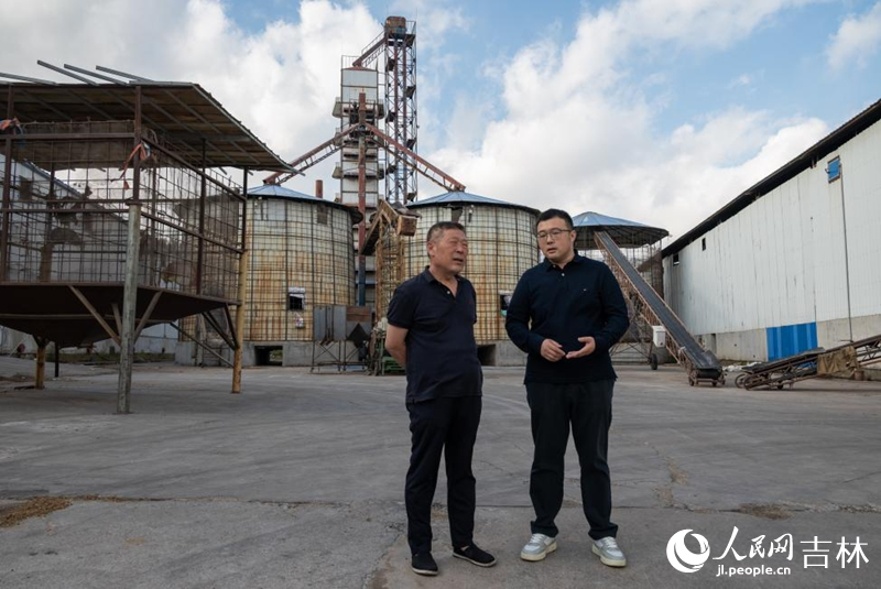 農行工作人員向葆禾農業介紹貸款業務。