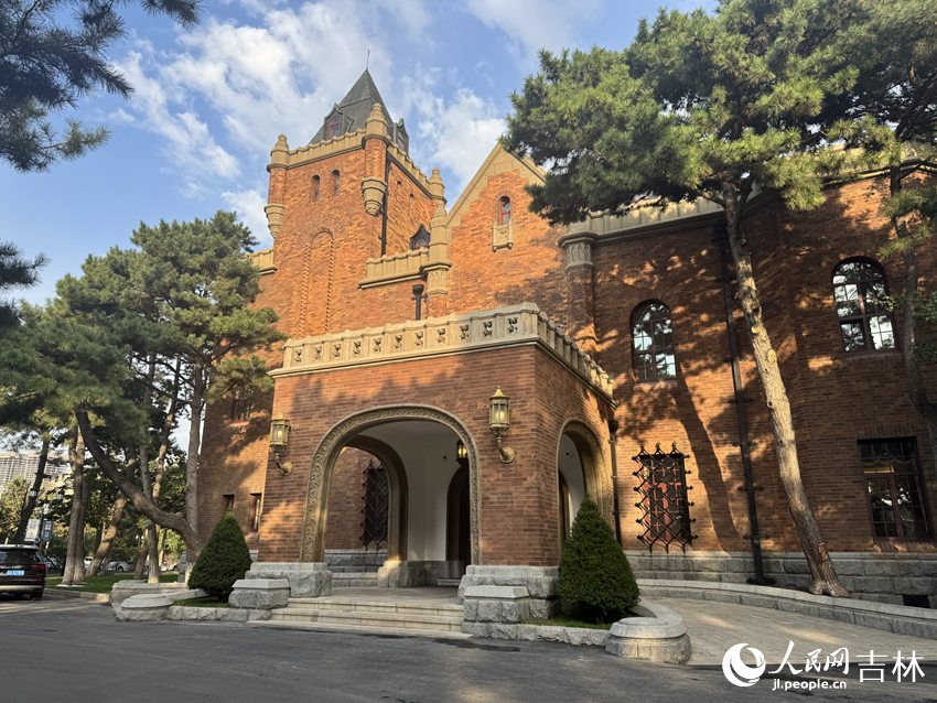 紅墻尖頂的德國古堡式建筑。人民網記者 李思玥攝