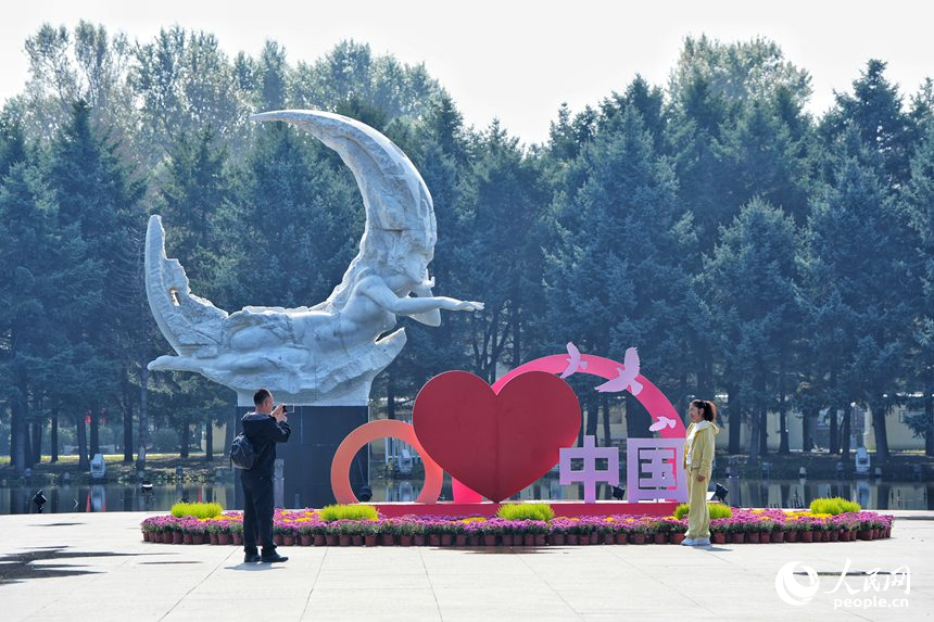 游客在凈月潭景區新設置的景觀前拍照留影。人民網記者 李洋攝