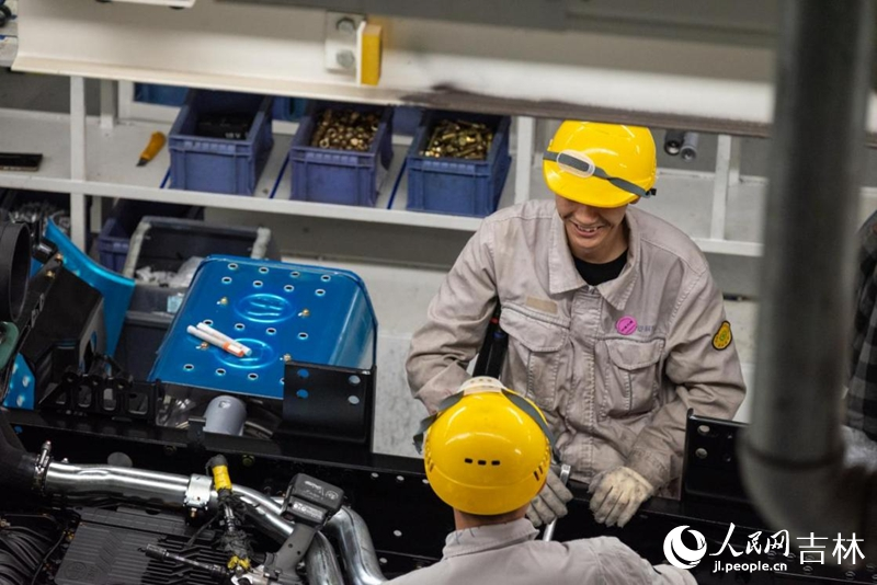 一汽解放J7整車智能工廠的工人正在工作。實習生 王思皓攝