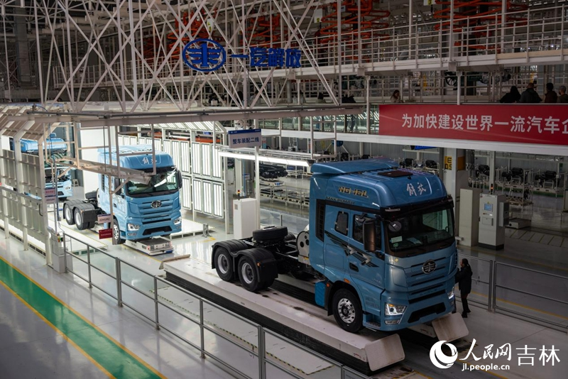 一汽解放J7整車智能工廠整車裝配線路。實習生 王思皓攝