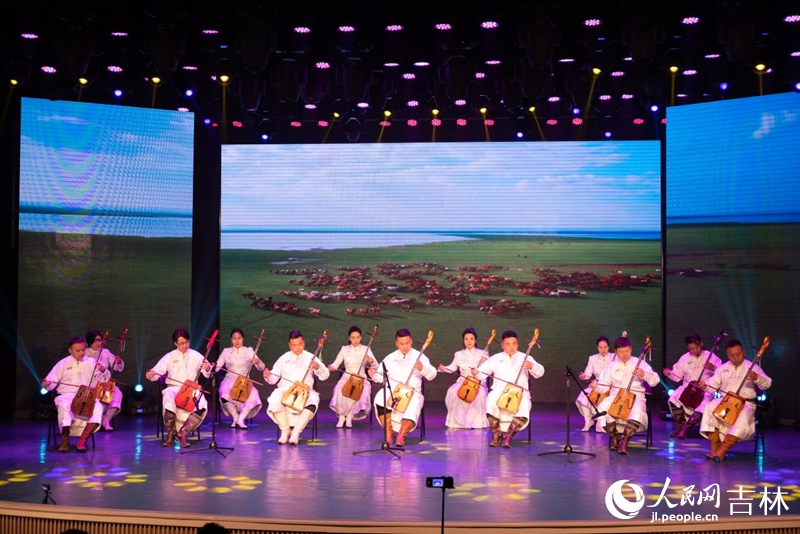 蒙古族馬頭琴齊奏《萬馬奔騰》。實習生 王思皓攝